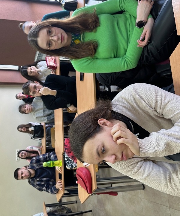 Студенти-історики міркують над проблемним завданням із розвитку soft skills від пані Аліни